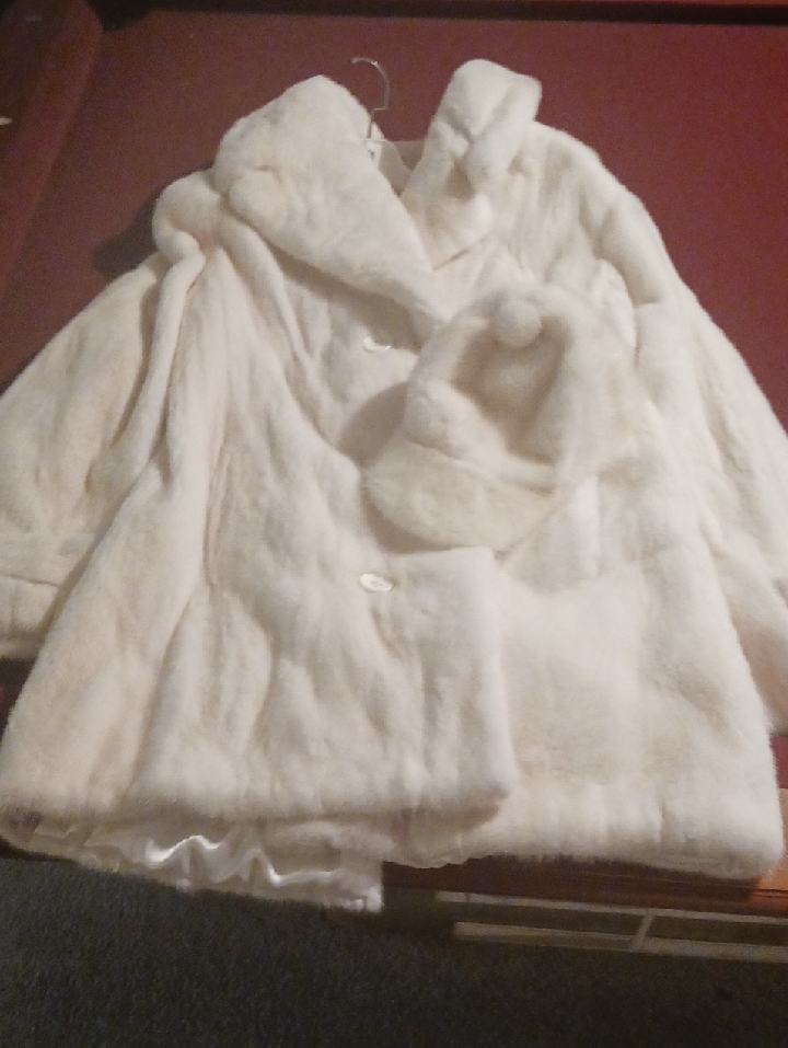 Women’s Cream Faux Fur Coat With Matching Hat